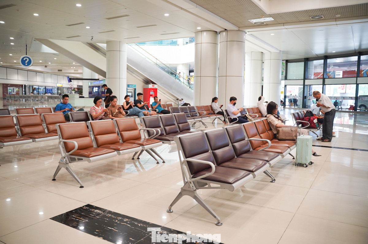Khu vực phòng chờ tại ga hành khách quốc nội vắng đến lạ thường trong chiều 6/9.