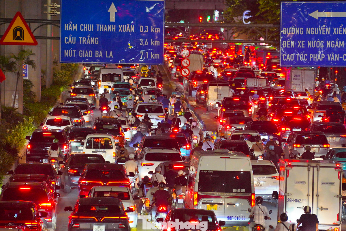 Gần như không còn một kẽ hở tại lối xuống hầm chui Nguyễn Trãi.