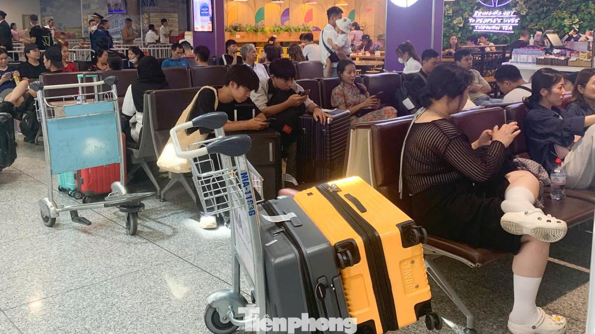 Nắm được thông tin về cơn bão số 3 nên nhiều hành khách đến sân bay sớm. "Vì sợ mưa gió, tắc đường nên tôi đến sân bay sớm hơn 4 tiếng, dù phải ngồi chờ làm thủ tục còn hơn bị trễ chuyến", hành khách tên Vy chia sẻ.