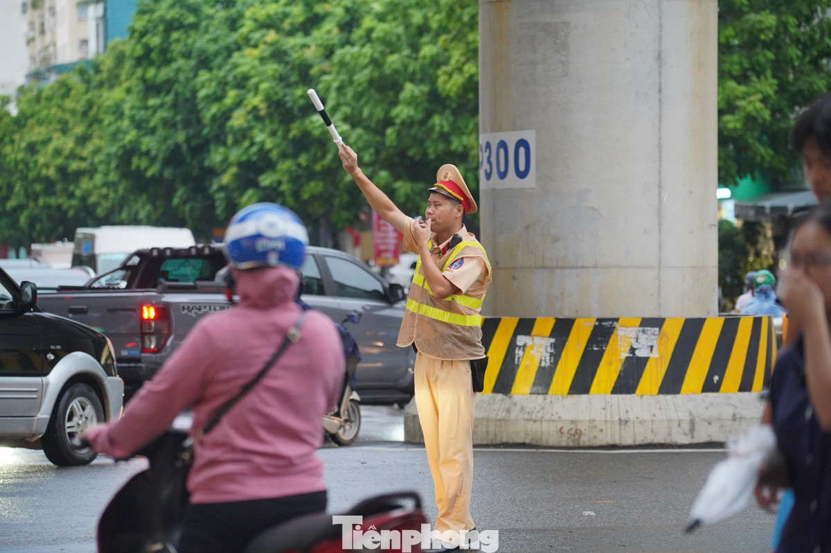 Lực lượng chức năng đã có mặt để tổ chức giao thông.