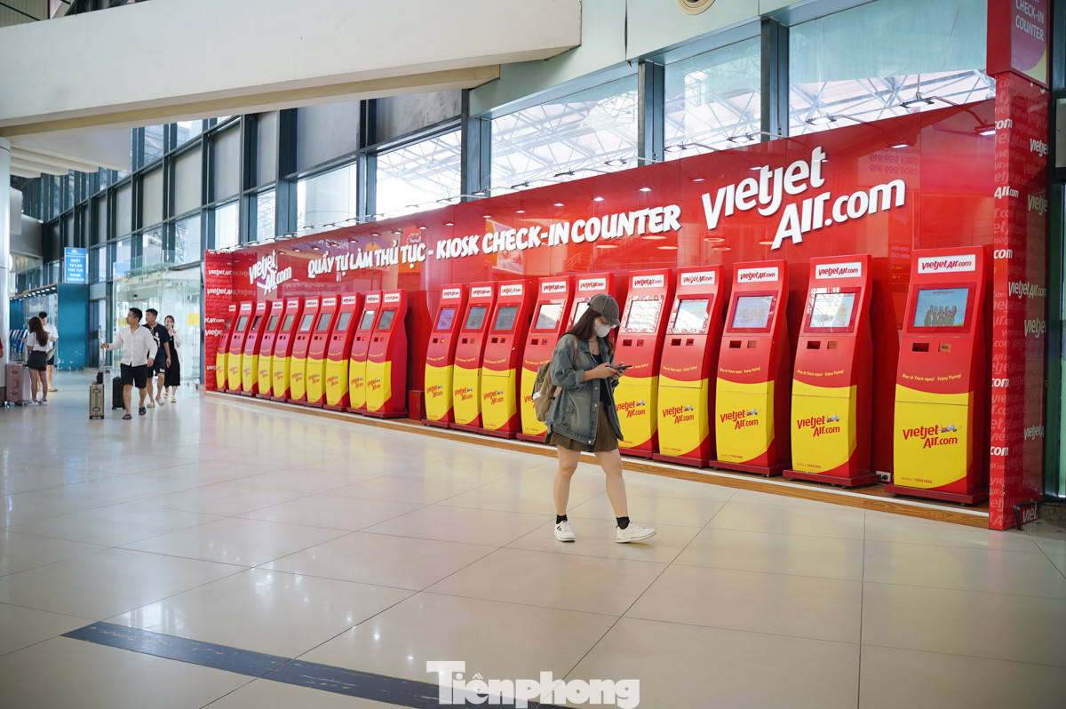Tại các quầy làm thủ tục check-in tự động cũng vắng người.