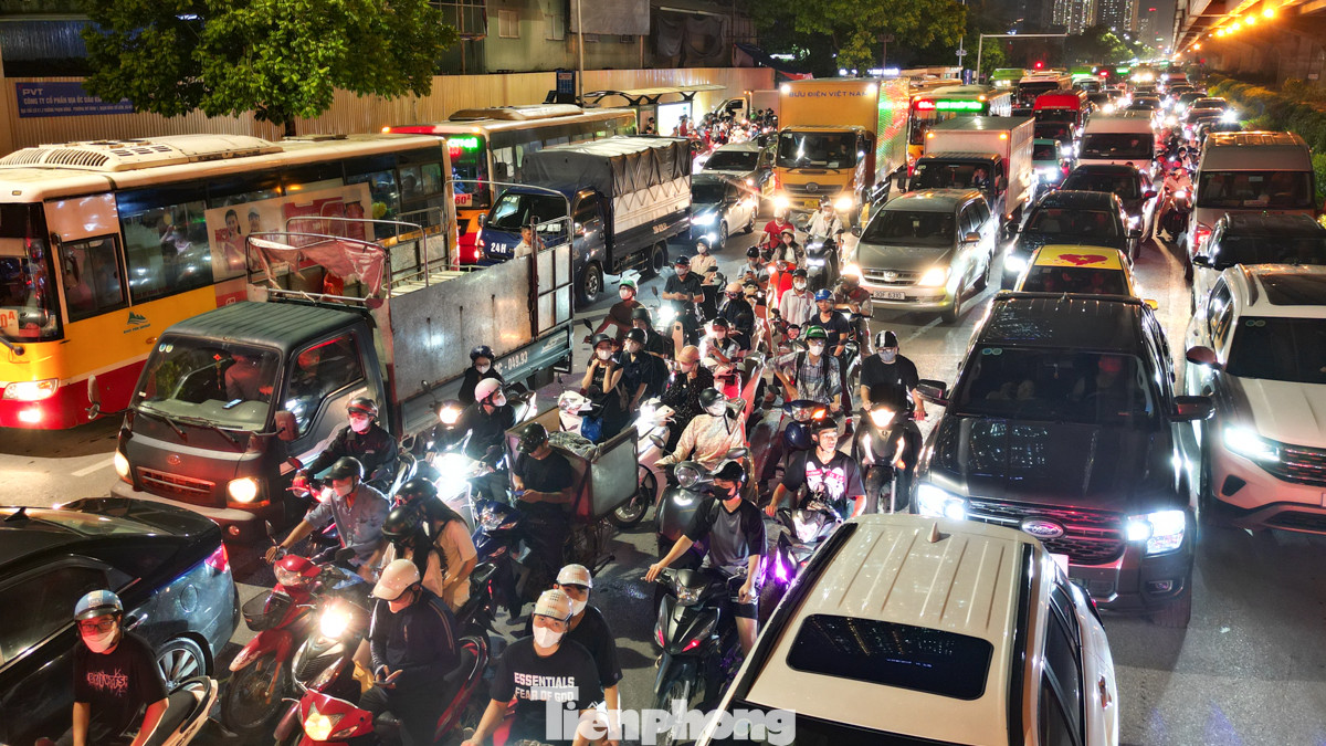 Gần 21h, nhiều người vẫn chưa thể về nhà. "Tôi phải di chuyển gần 2 tiếng cho quãng đường chưa tới 8 km, thật kinh khủng", anh Hưng ở phố Nguyễn Ngọc Nại chia sẻ.