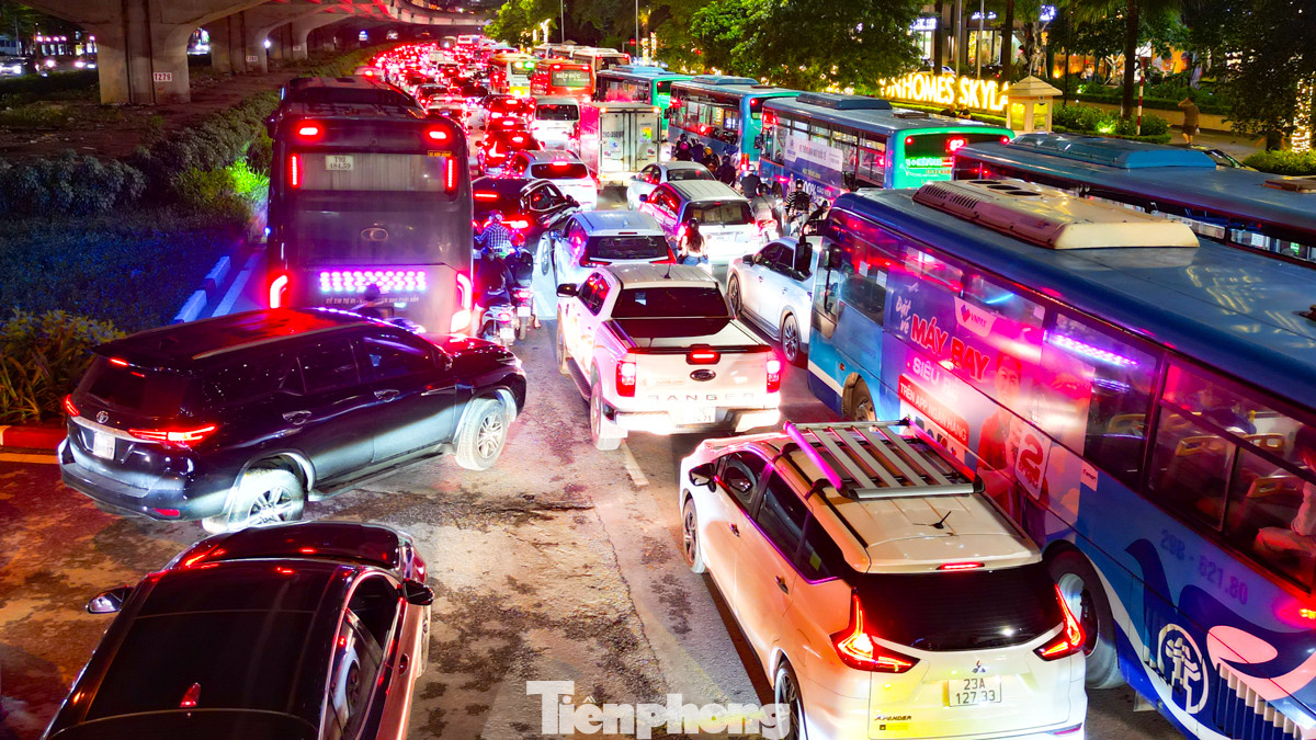 Nhiều điểm phương tiện ôtô rơi vào thế "cài răng lược, không có lực lượng chức năng điều tiết giao thông "nên mạnh ai người nấy đi".