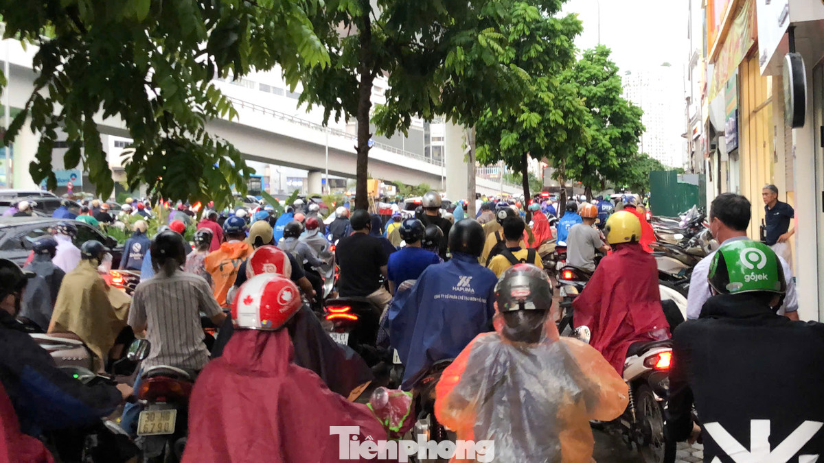 Nhiều người phải leo xe lên vỉa hè.