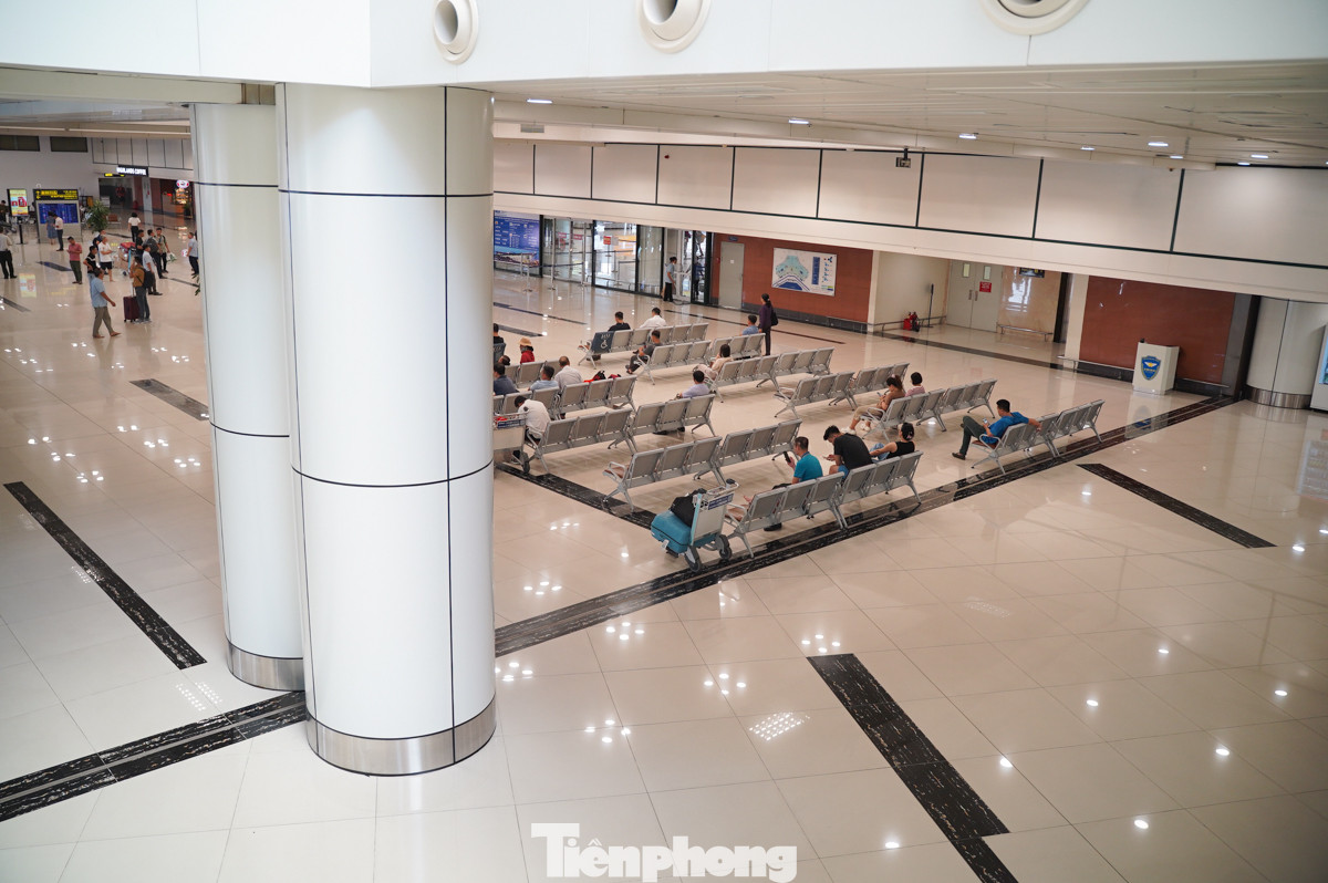 Khu vực phòng chờ tại ga hành khách quốc nội vắng đến lạ thường trong chiều 6/9.