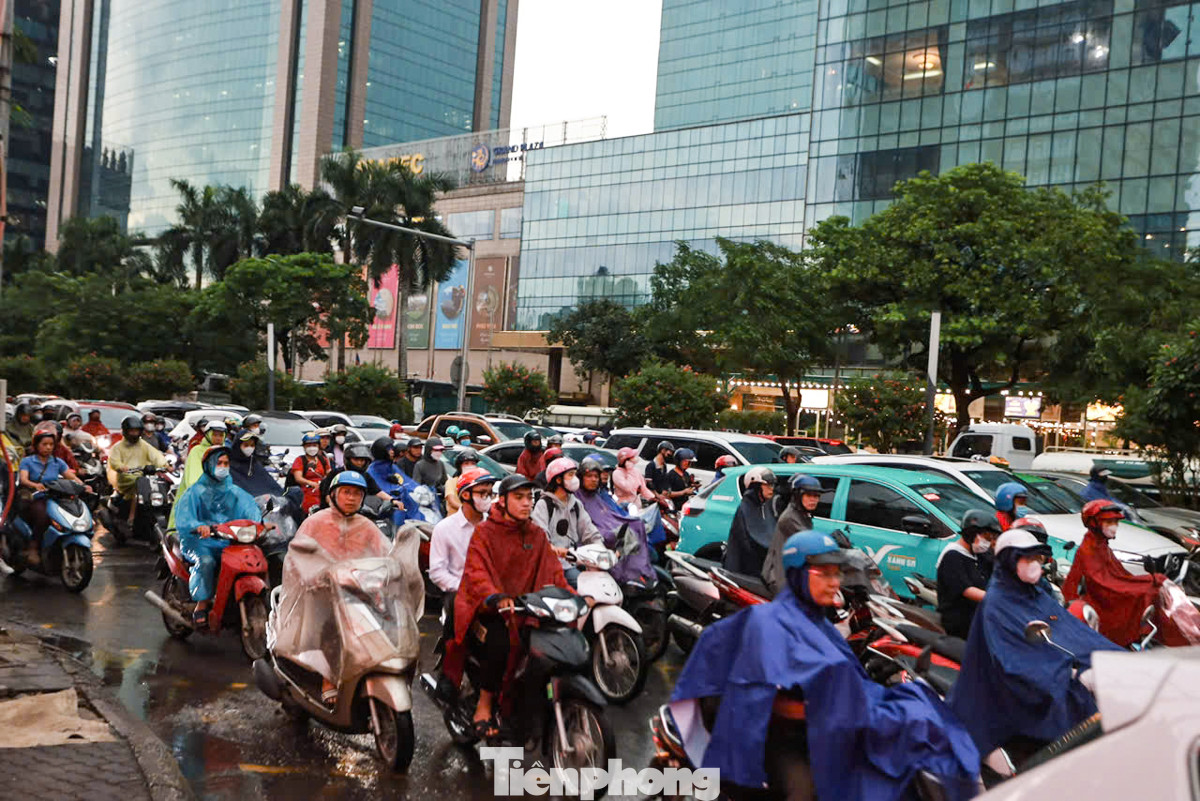 Tại đường Trần Duy Hưng lúc 16h lượng phương tiện bị ùn tắc, di chuyển chậm.