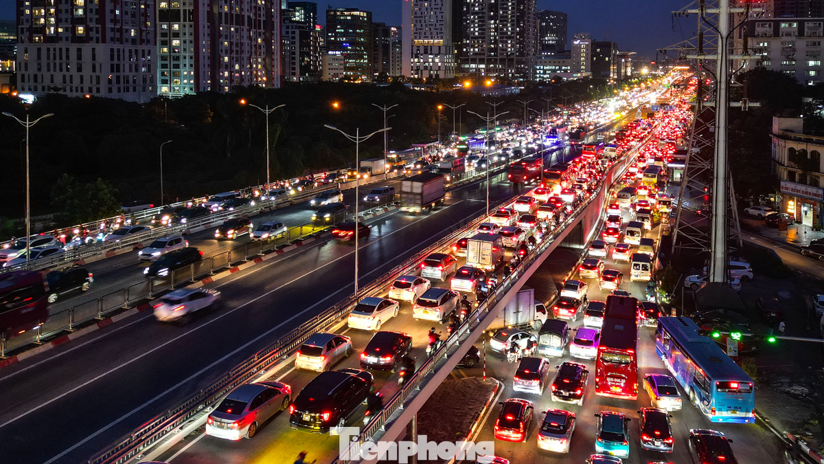 "Từ chiều đã tắc cứng, tôi không nghĩ tối muộn vẫn tắc thế này. Mưa bão kèm với giao thông đúng là nỗi bất tiện của người dân", anh Trọng Hùng (quận Thanh Xuân) chia sẻ.