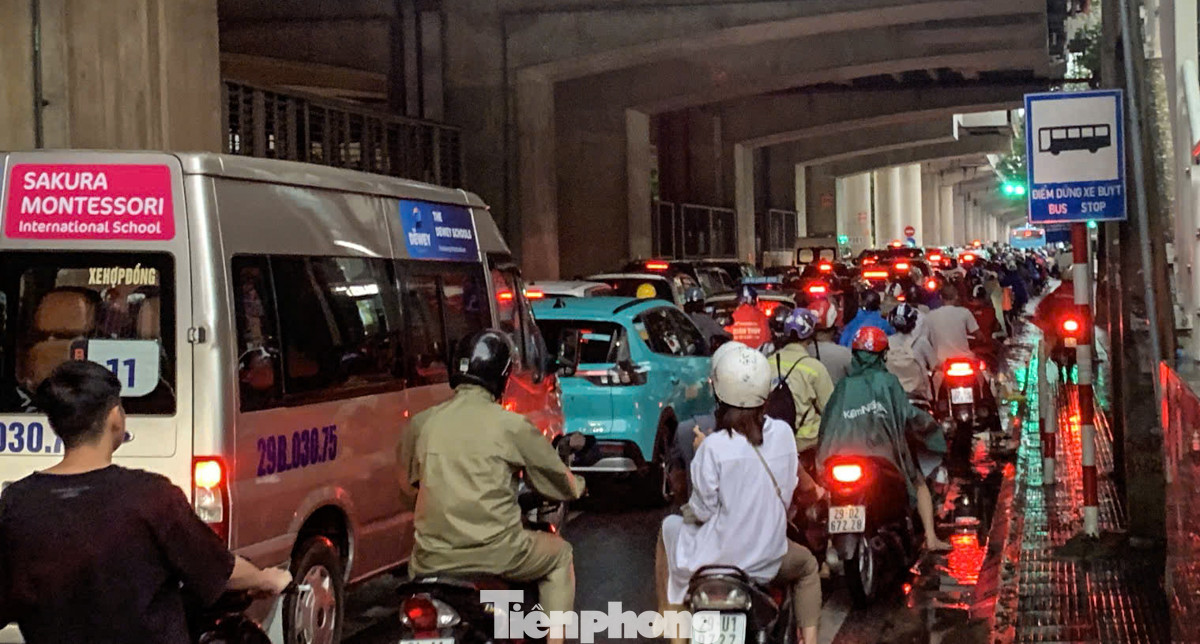 Đường cầu Giấy (đoạn dưới ga chùa Hà) tắc cứng, người dân nhích từng chút một.