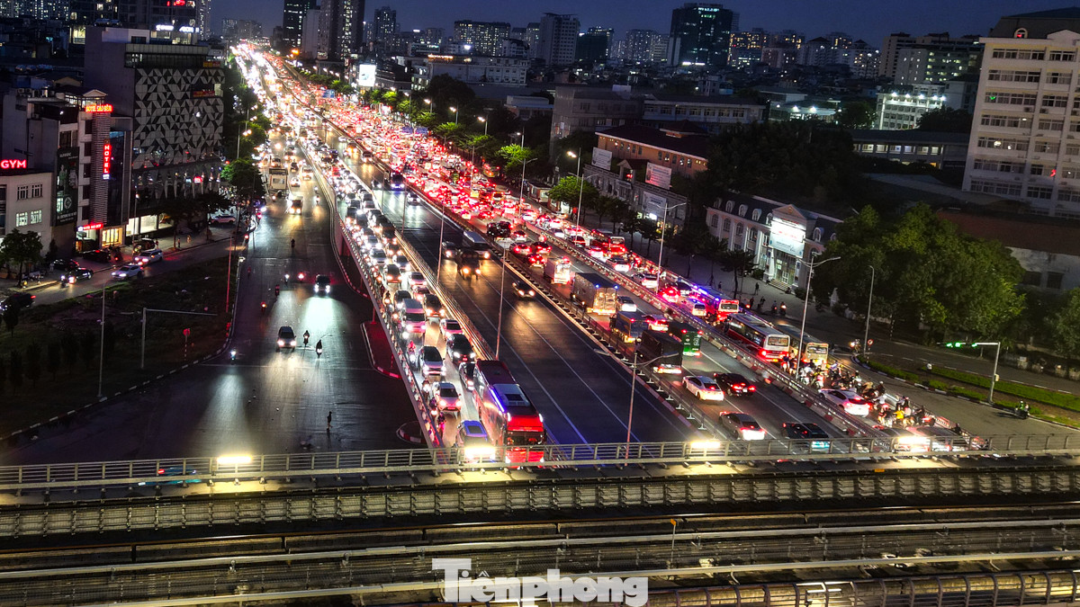 Dòng phương tiện nối đuôi nhau di chuyển chậm trên đường Phạm Văn Đồng.