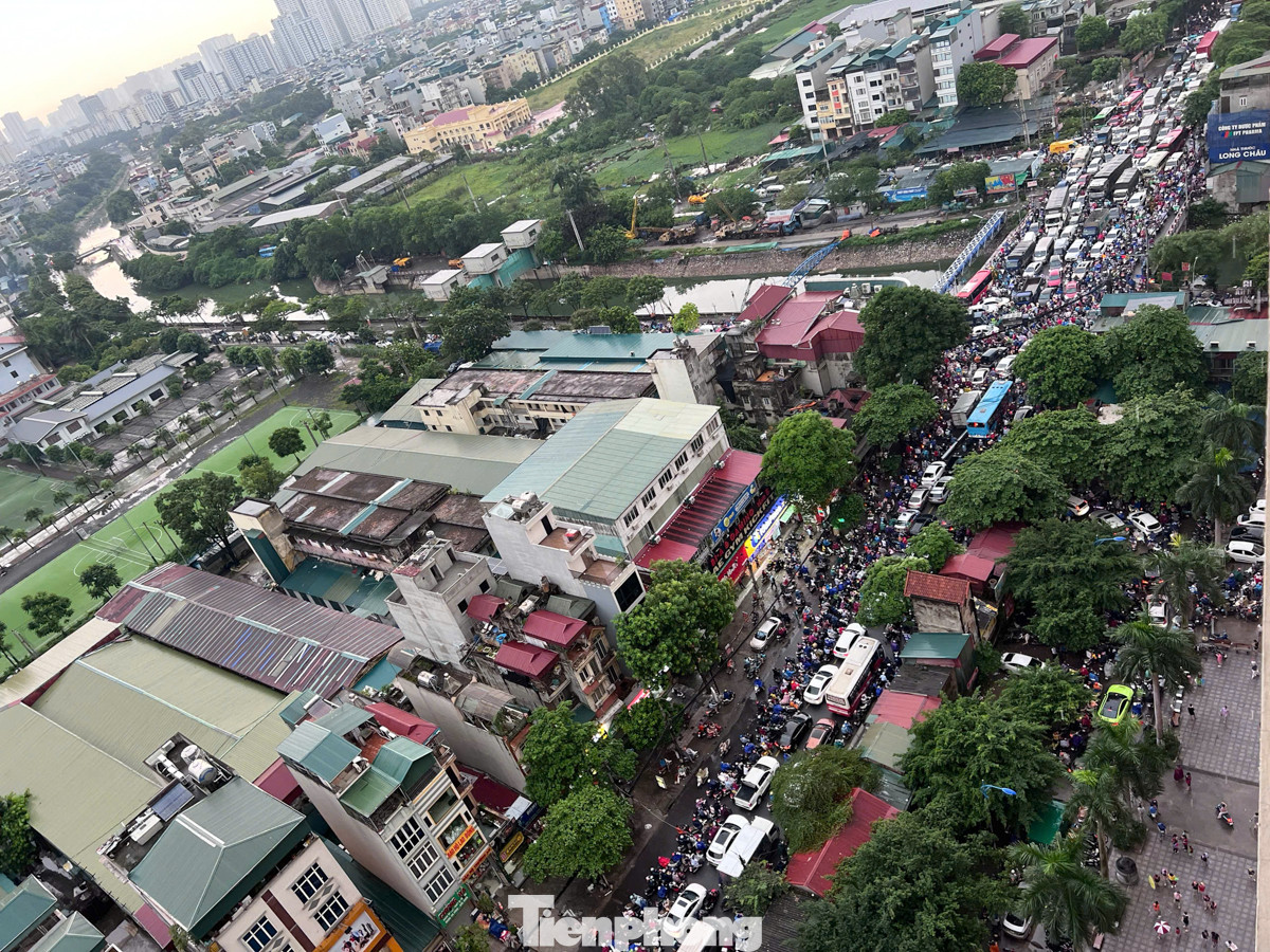 Khu vực cầu Tó (Thanh Trì) ken đặc phương tiện.
