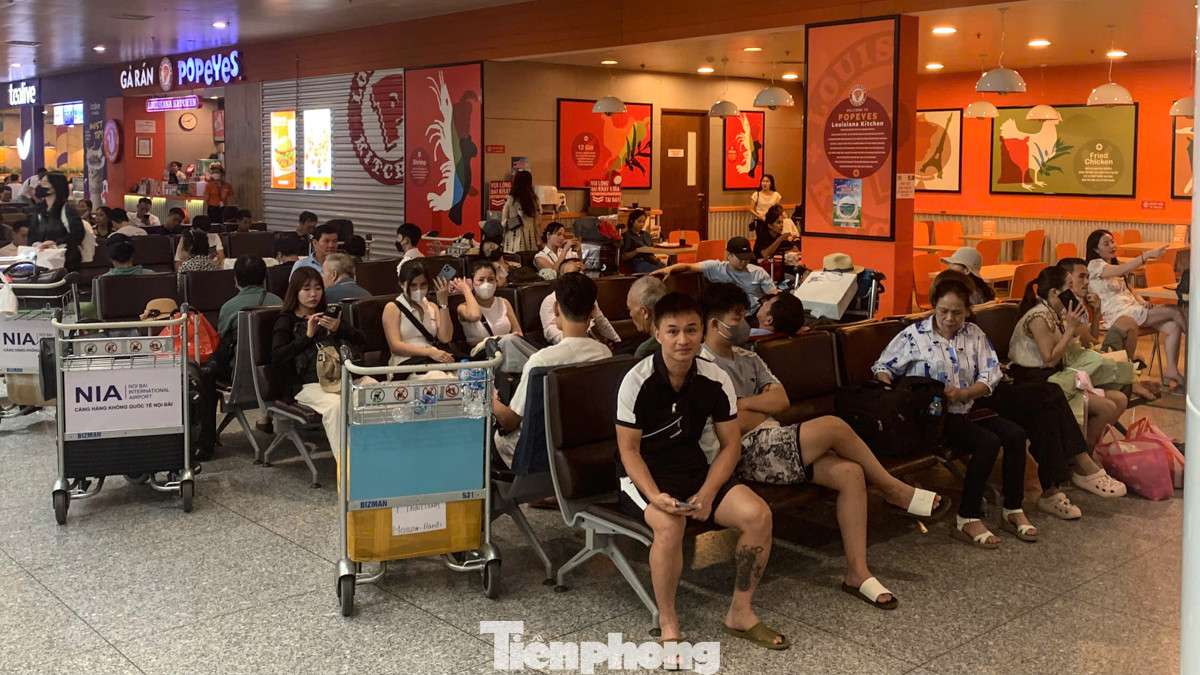 Nắm được thông tin về cơn bão số 3 nên nhiều hành khách đến sân bay sớm. "Vì sợ mưa gió, tắc đường nên tôi đến sân bay sớm hơn 4 tiếng, dù phải ngồi chờ làm thủ tục còn hơn bị trễ chuyến", hành khách tên Vy chia sẻ.