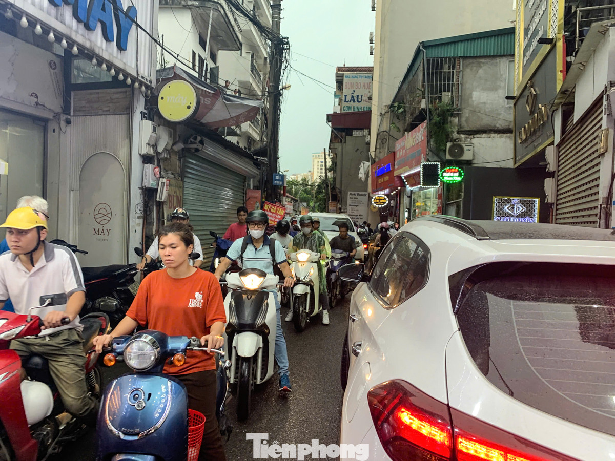 Ngay cả trong các ngõ nhỏ, đường cũng ùn tắc.