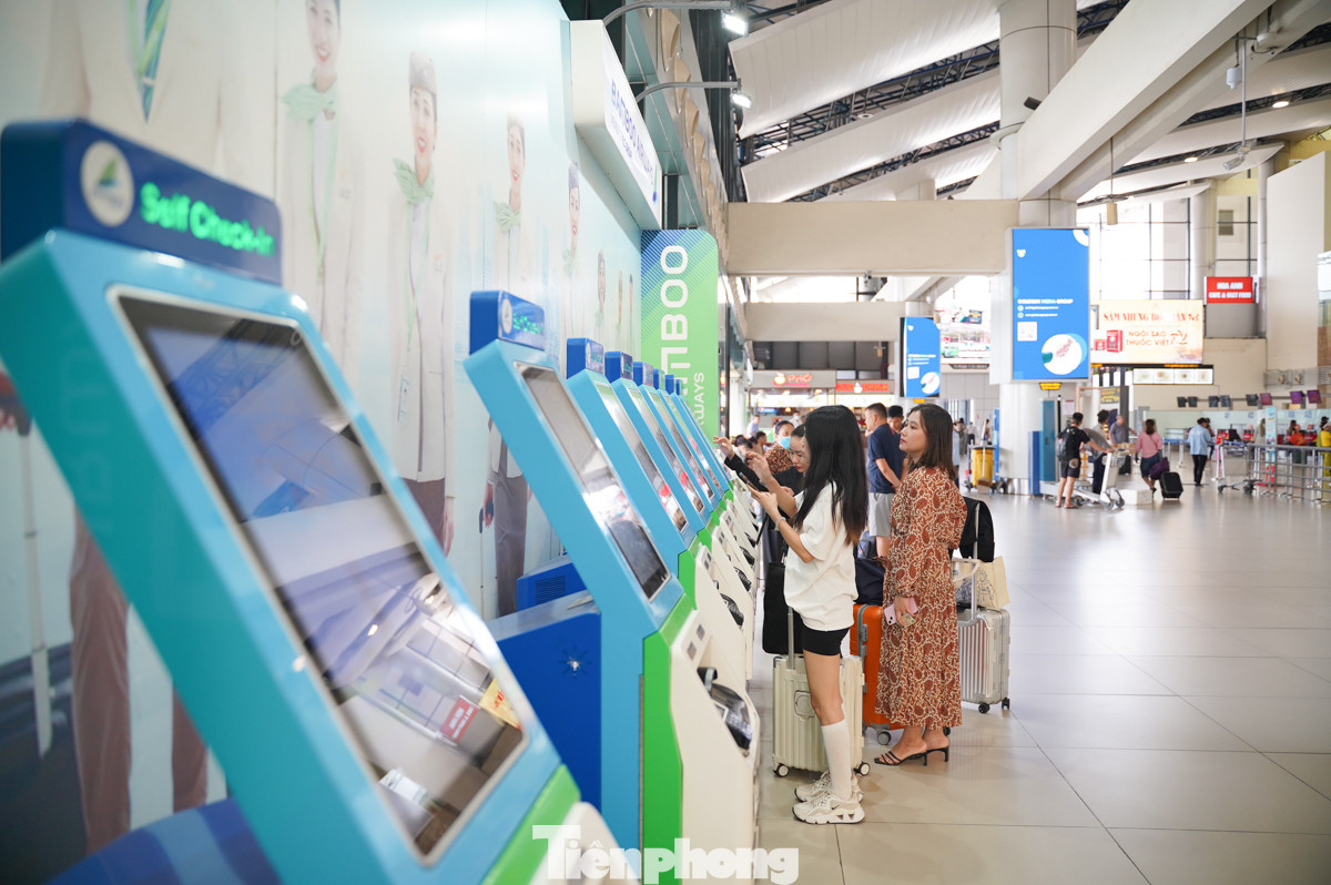 Tại các quầy làm thủ tục check-in tự động cũng vắng người.