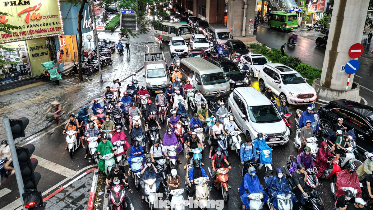 Ghi nhận của PV Tiền Phong, khoảng 16h, cơn mưa lớn khiến nhiều tuyến phố ở Hà Nội như Xuân Thuỷ, Cầu Giấy, Nguyễn Chí Thanh, Trần Duy Hưng... ùn tắc cục bộ, có nơi tắc dài nhiều km.