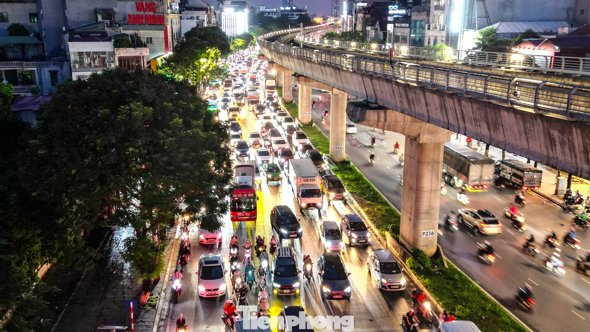 Mưa lớn do ảnh hưởng của bão YAGI vào chiều 6/9 đã khiến giao thông Hà Nội ùn tắc nghiêm trọng.