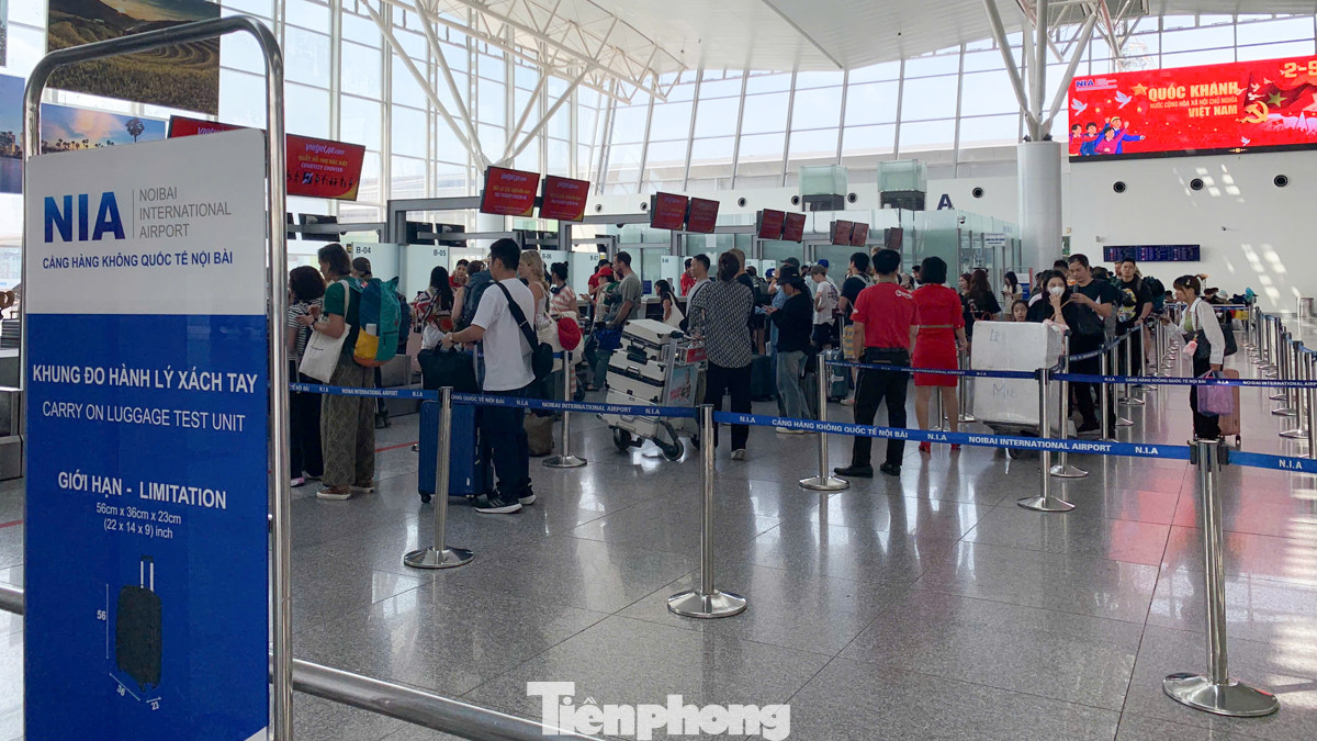 Khác với cảng nội địa, tại nhà ga T2 sân bay Nội Bài khá đông hành khách làm thủ tục check-in và xuất cảnh tới các nước như Hàn Quốc, Nhật Bản, Trung Quốc, Pháp...