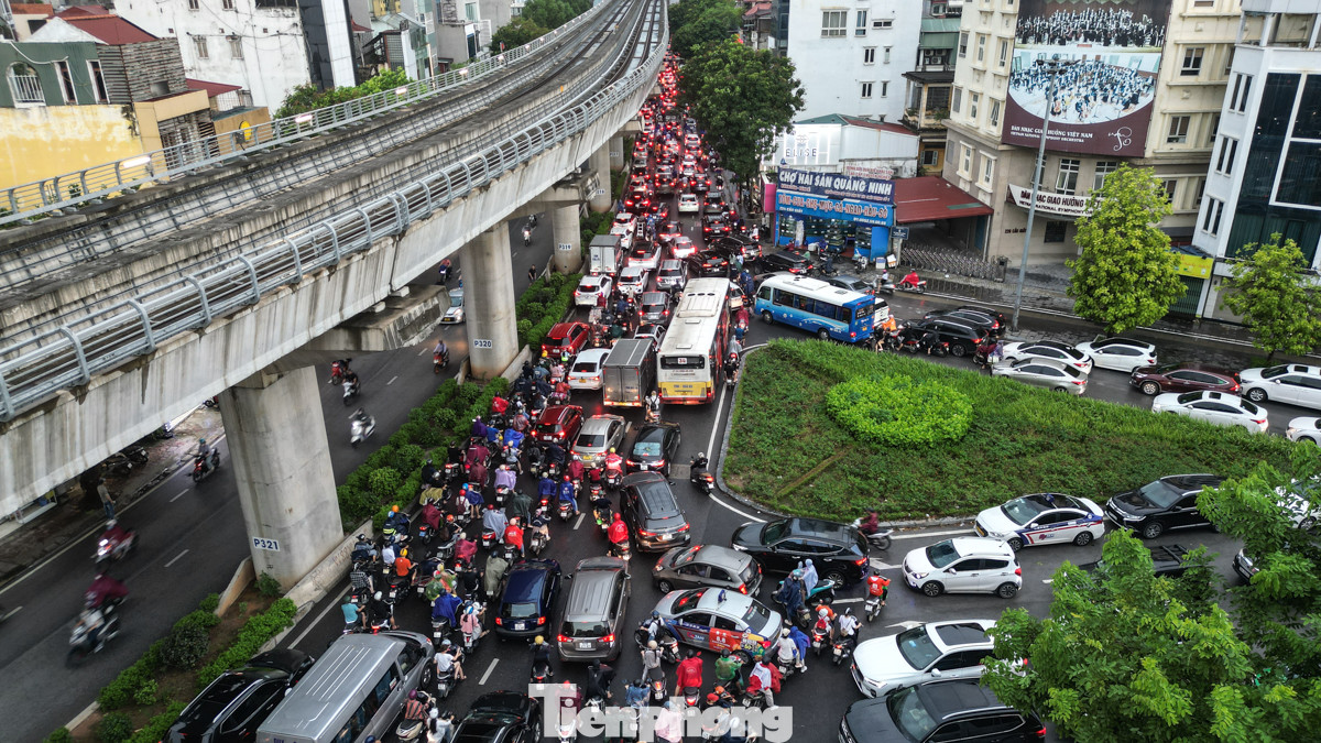 Tại đường Cầu Giấy, sau cơn mưa chiều nay là khung cảnh hỗn loạn các phương tiện.