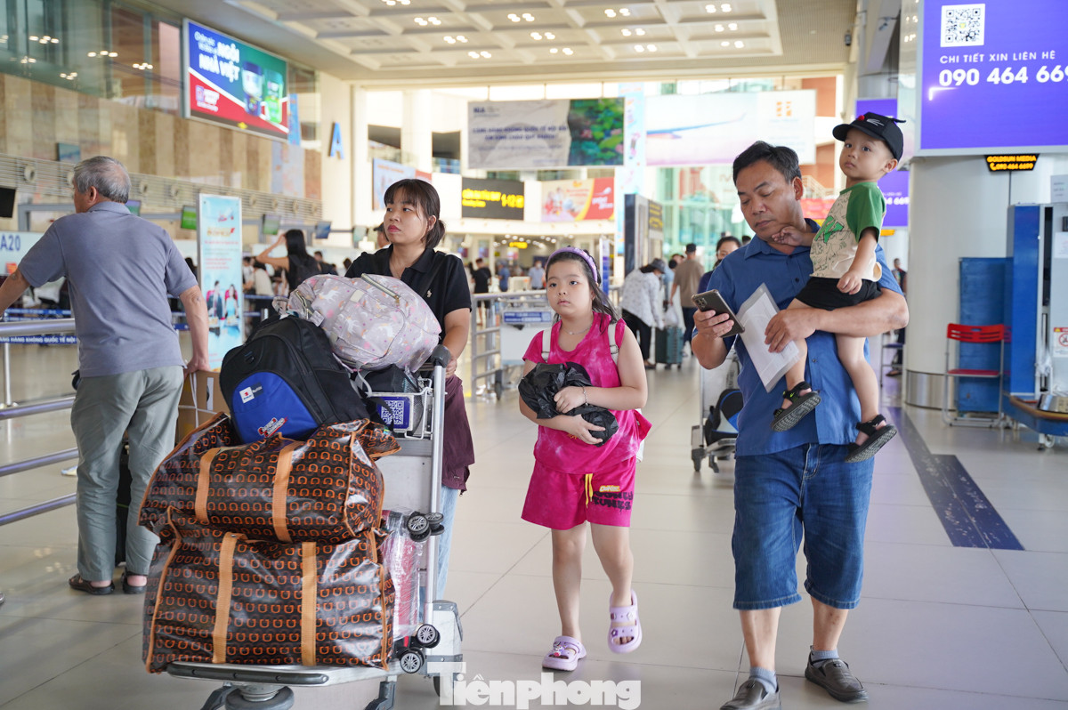 Anh Nguyễn Duy Mạnh (quận Thanh Xuân) cùng gia đình có chuyến bay từ Hà Nội vào Cần Thơ chia sẻ: "Tôi cũng sợ chuyến bay bị delay vì bão nhưng rất may hôm nay mọi thứ vẫn ổn, các thủ tục làm nhanh hơn thường ngày".