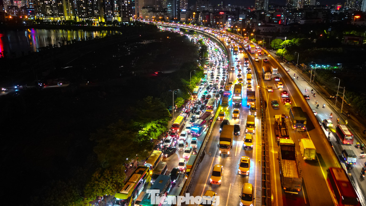 Đường Phạm Hùng xảy ra ùn tắc nghiêm trọng, hàng nghìn ô tô xe máy không thể di chuyển.