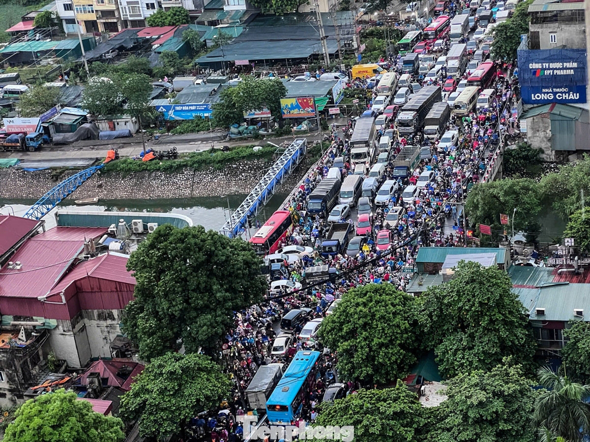 Khu vực cầu Tó (Thanh Trì) ken đặc phương tiện.