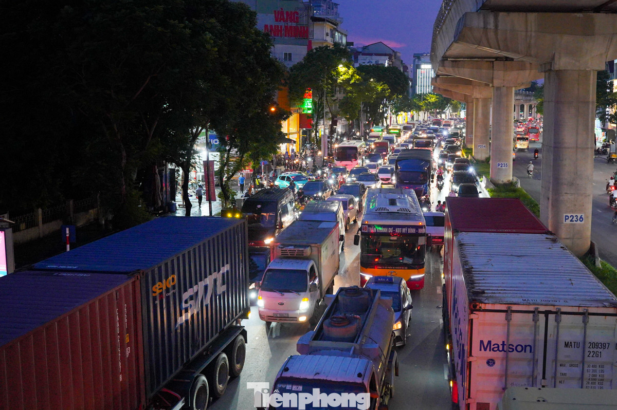 Tại đường Hồ Tùng Mậu (hướng từ Nhổn đến ngã tư Mai Dịch) lúc hơn 19 giờ tối nay đông nghẹt phương tiện, ùn tắc kéo dài hàng km.
