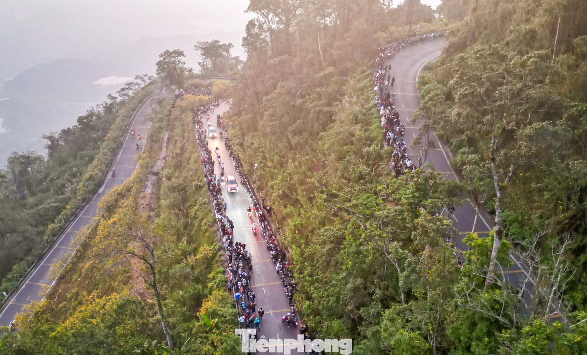 Gần 6 giờ sáng, dòng người xếp hàng dài trên sườn núi chờ khoảnh khắc biển mây xuất hiện.