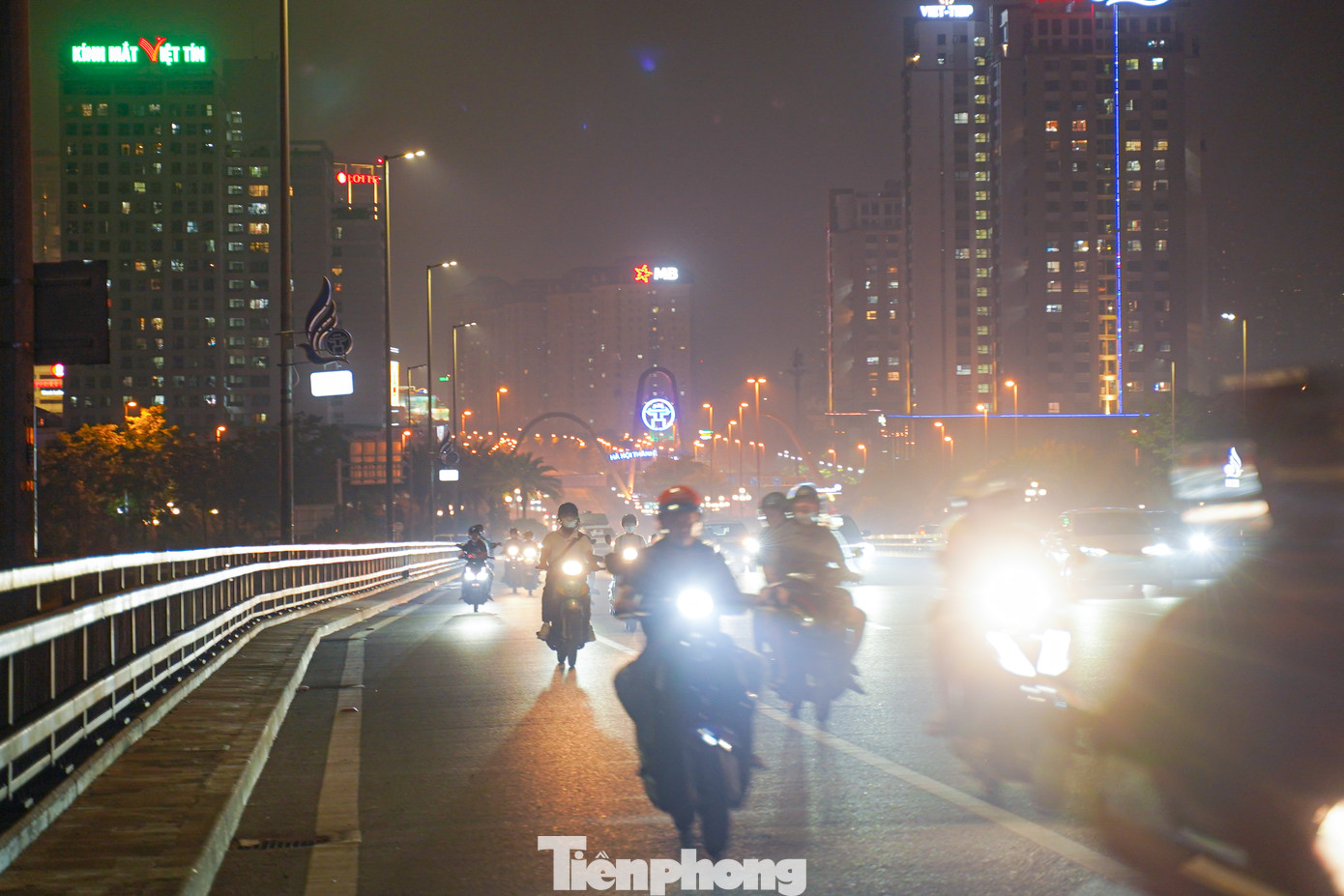 Ngoài ra, các chuyên gia môi trường cho biết hiện tượng này còn do nhiều nguyên nhân khác như thời tiết hanh khô, không khí lặng gió, mật độ phương tiện giao thông cao và hoạt động xây dựng trong đô thị... khiến bụi mịn tích tụ và khó khuếch tán.