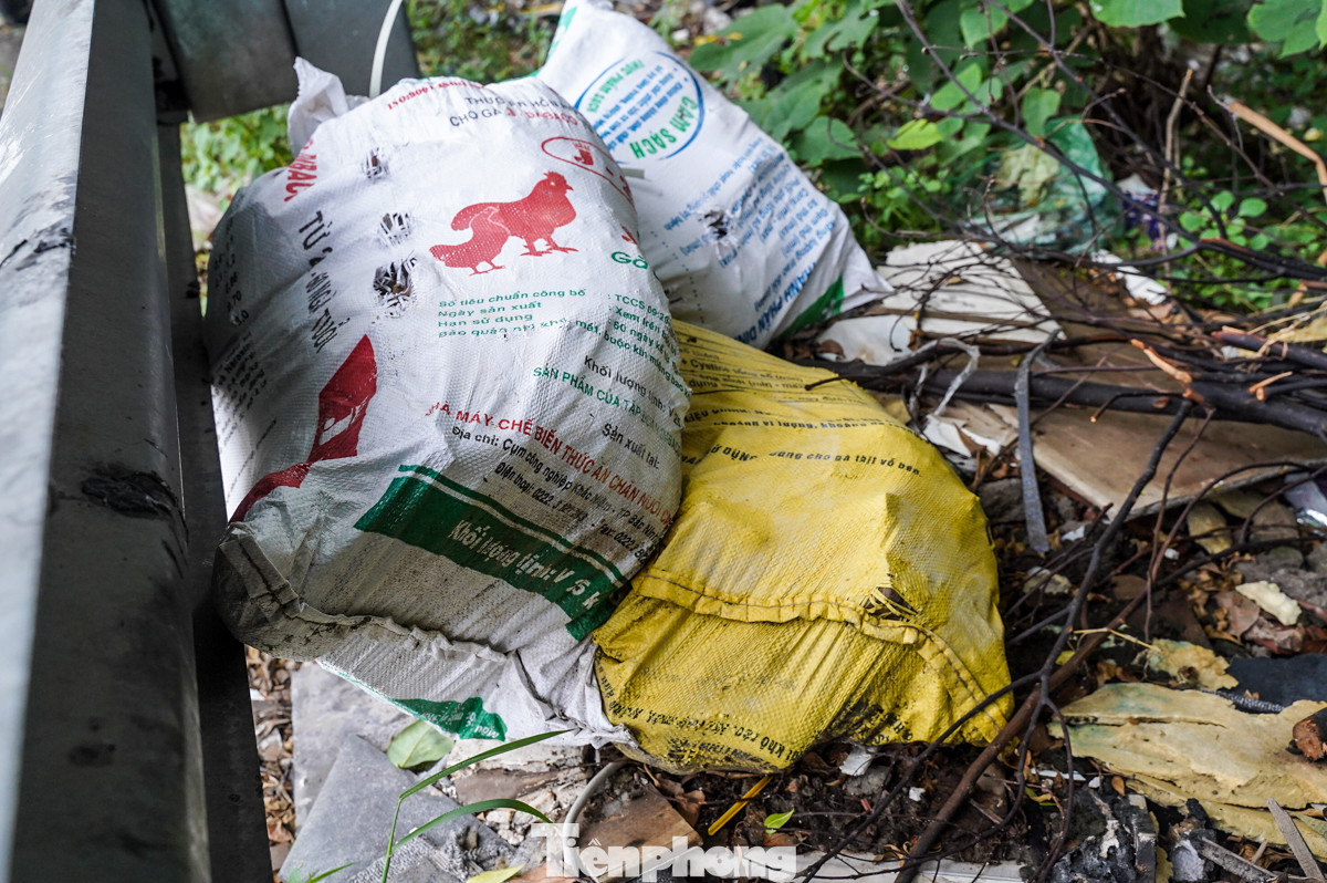 "Chỉ mong tình trạng này sớm được giải quyết, tôi không nghĩ nhiều rác trên đường thế này", chị Lê Thị Huyền (quận Ba Đình) chia sẻ.