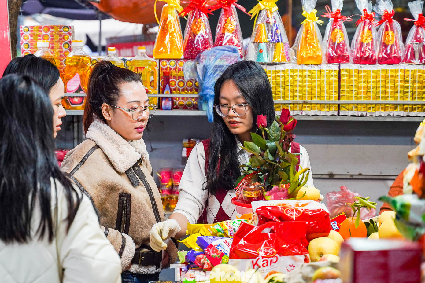 Nơi sắp lễ tấp nập các bạn trẻ.