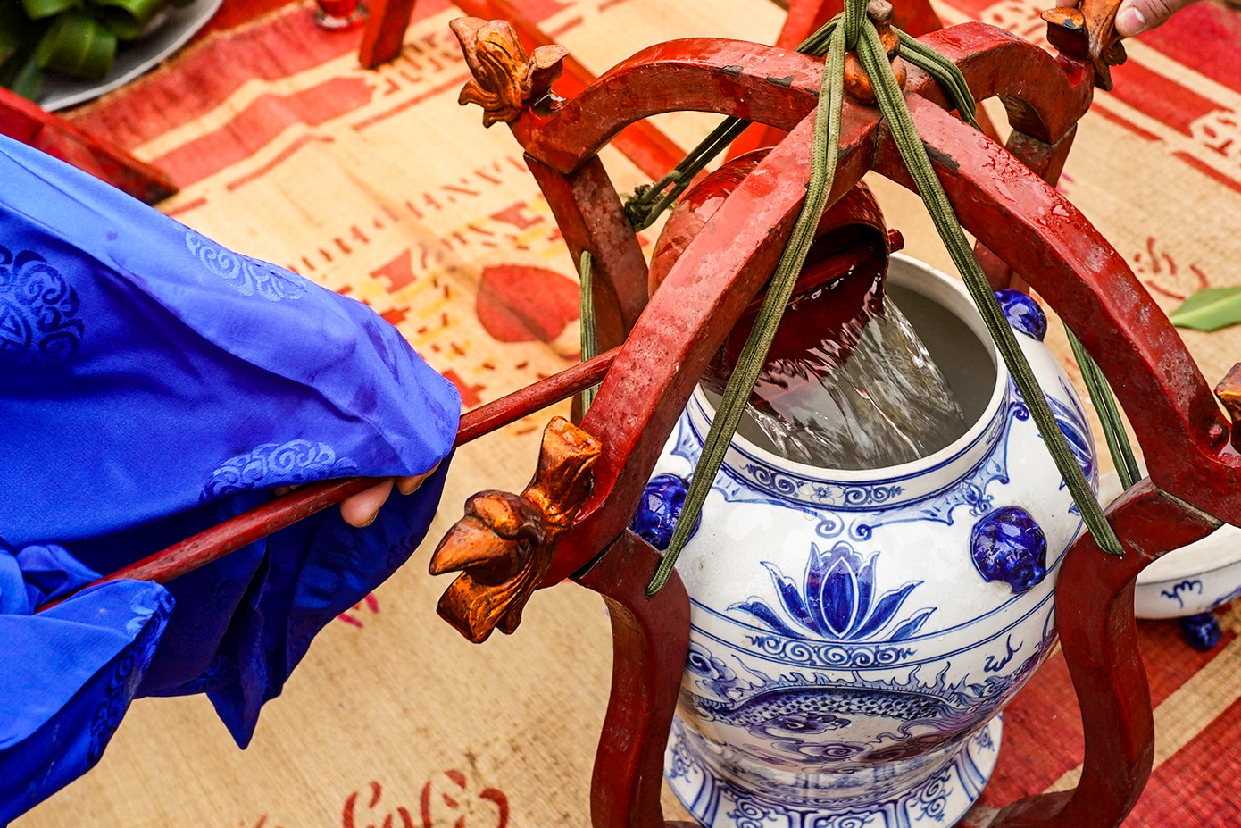 Dòng nước trong sạch, tinh khiết ở giữa dòng sông Hồng thể hiện lòng thành kính, biết ơn đến các vị thần được thờ ở đình, cầu cho mưa thuận gió hoà, mùa màng tươi tốt.