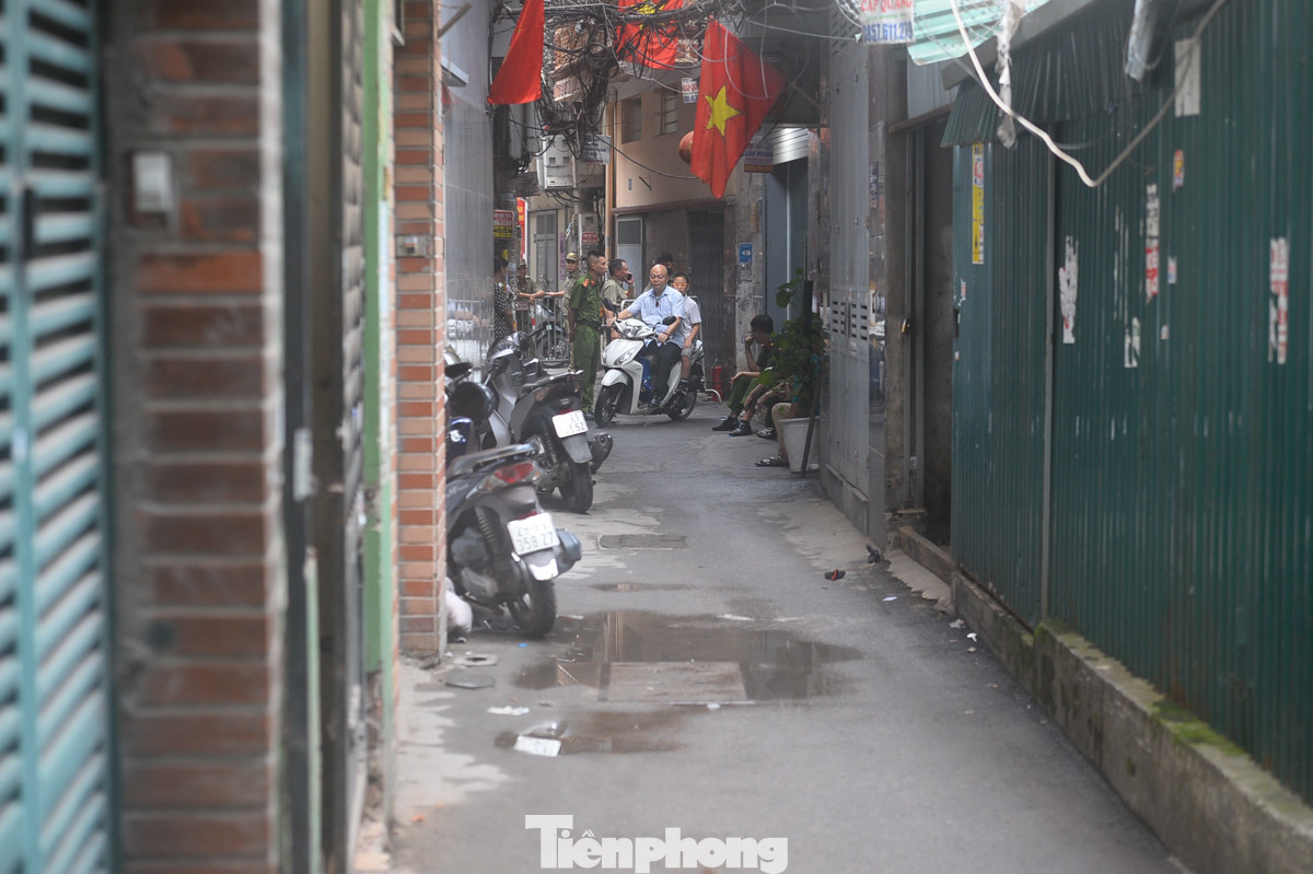 Hiện trường đã được lực lượng chức năng phong tỏa để tiến hành kiểm tra nguyên nhân, hậu quả vụ cháy.