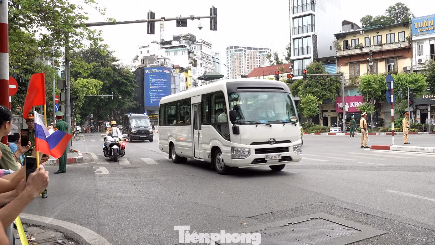 Xe chở cán bộ ngoại giao, báo chí và bộ phận hỗ trợ.