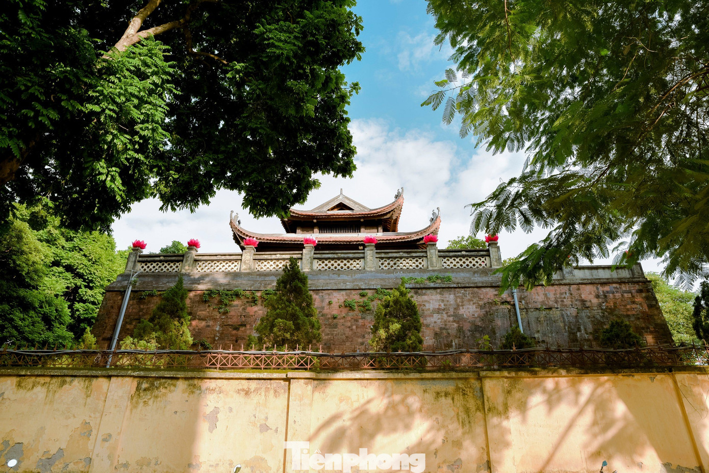 Tại phố Phan Đình Phùng, từ lâu nơi đây đã được dân Thủ đô gọi với cái tên "con đường lãng mạn nhất Hà Nội". Con phố gây ấn tượng bởi hàng đại thụ xanh rợp, nhiều công trình cổ kính.