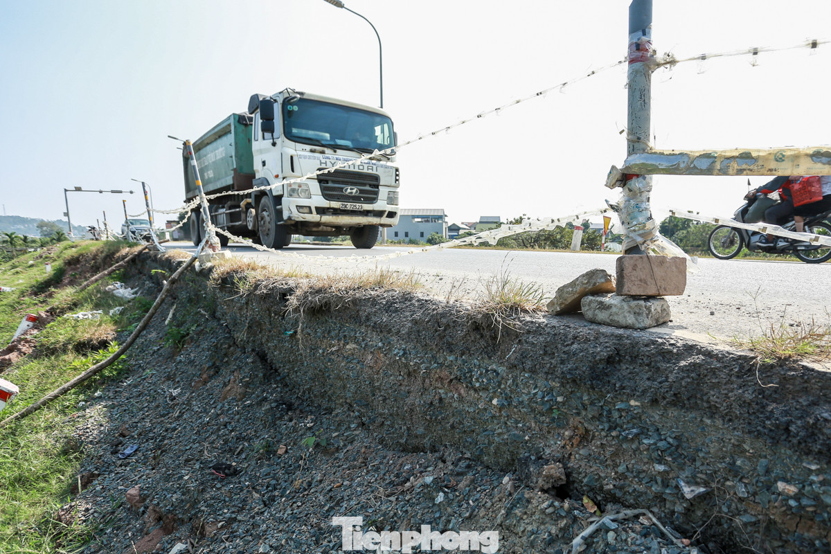 Hàng ngày, đê sông Đáy có hàng nghìn ôtô, xe máy qua lại, trong đó có nhiều phương tiện trọng tải lớn.