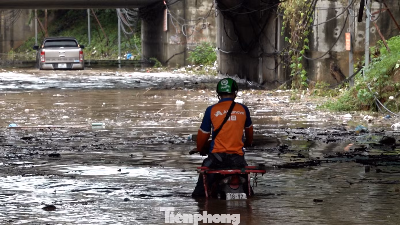 Hầm dân sinh trên Đại lộ Thăng Long ngập trong biển nước từ chiều hôm qua đến sáng nay vẫn chưa thoát.