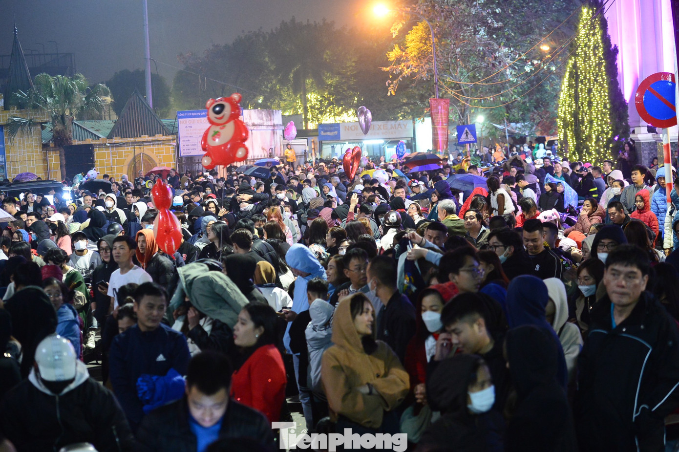 Rất đông người đổ về phố đi bộ Trịnh Công Sơn. Rất đông người đổ về phố đi bộ Trịnh Công Sơn.