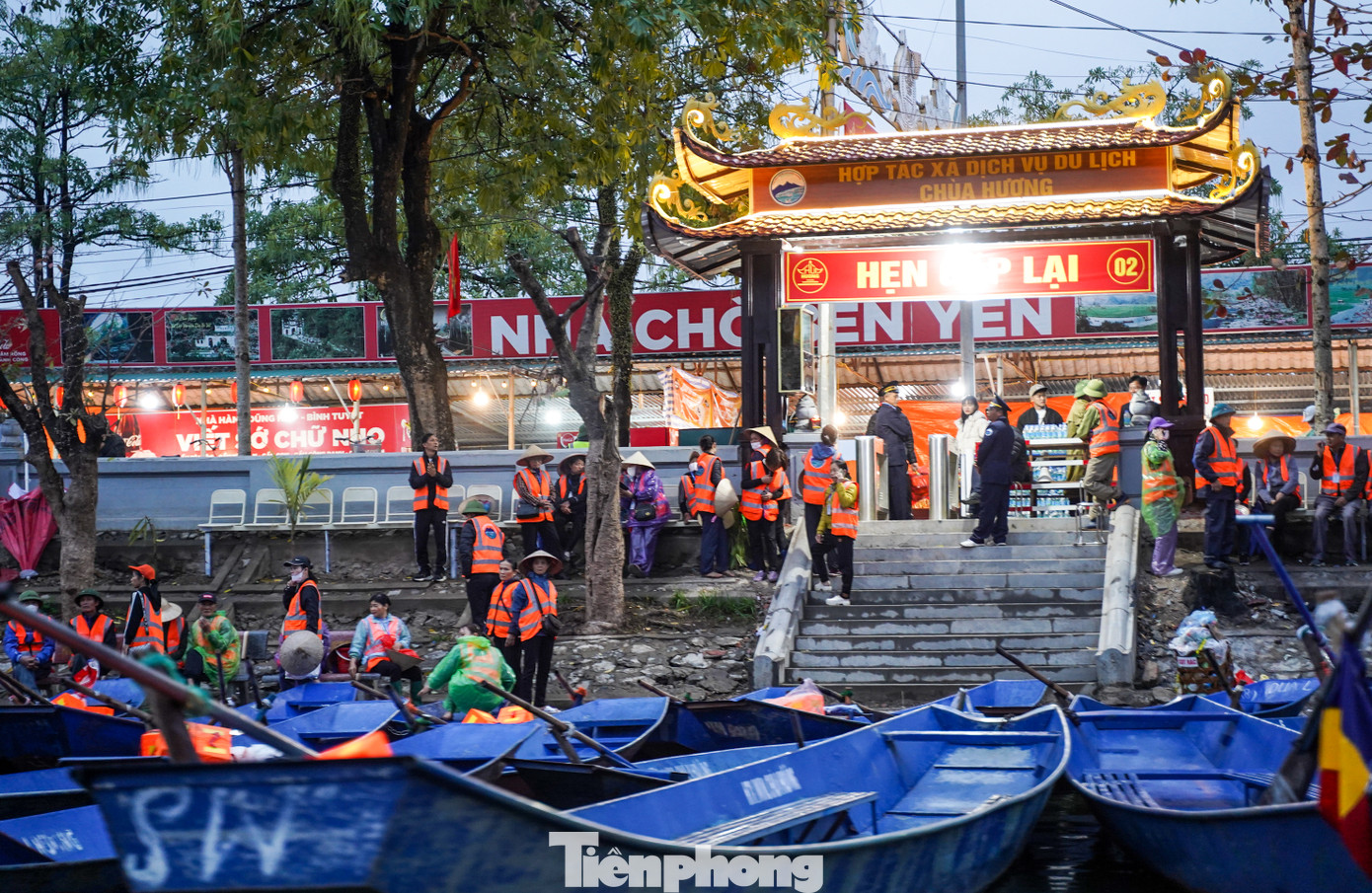 Các lái đò đứng chờ khách tại bến Yến từ 5h sáng. Năm nay, thuyền đò được chia làm nhiều ca, phân loại biển số theo màu khác nhau để luân chuyển, sắp xếp lượt đò, đảm bảo tính công bằng và trật tự an toàn giao thông.