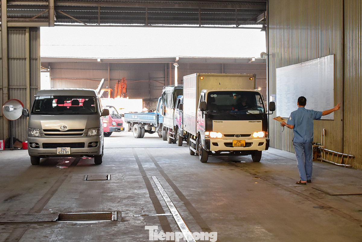Theo anh Hùng chia sẻ, so với những tháng trước, hiện lượng xe đến đăng kiểm đã tăng khoảng 25%, dự đoán gần Tết nhu cầu đăng kiểm sẽ đông hơn rất nhiều.
