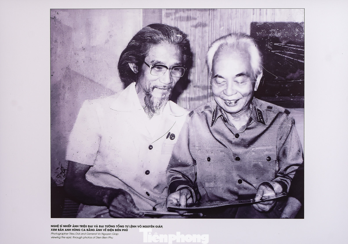 Đáng lưu ý, Triệu Đại là phóng viên duy nhất có một bộ ảnh hoàn chỉnh từ lúc mở màn chiến dịch Điện Biên Phủ cho đến lúc chiến dịch toàn thắng. Trong ảnh là hình ảnh nhiếp ảnh gia Triệu Đại ngồi cạnh Đại tướng Võ Nguyên Giáp.