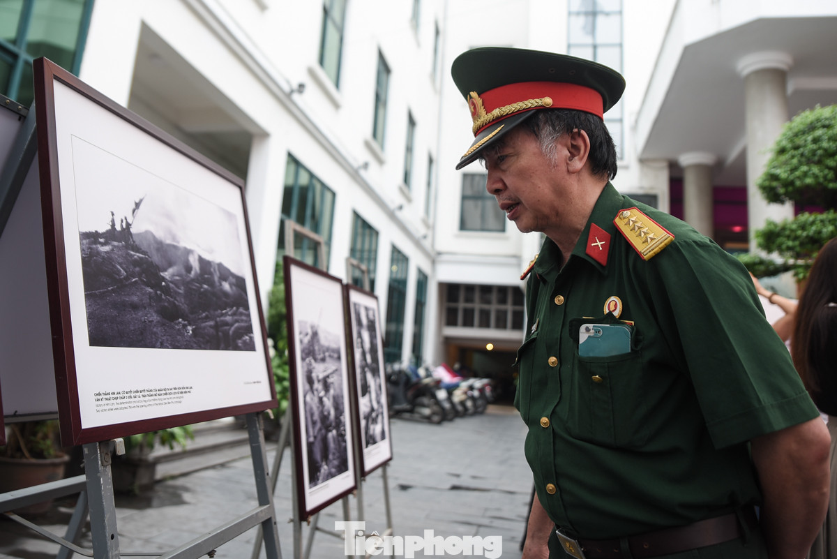 "70 năm đã qua, đây là những hình ảnh sống động nhất ghi lại cuộc chiến đấu hào hùng của quân và dân ta để làm lên một chiến thắng Điện Biên lừng lẫy năm châu, chấn động địa cầu. Mỗi lần nhắc lại chiến thắng Điện Biên Phủ, chúng ta phải nhìn lại những tấm ảnh mà chỉ diễn ra đúng một lần, khoảnh khắc không bao giờ lập lại. Thế hệ trẻ ngày nay ngắm những bức ảnh thấy được sự hy sinh của cha ông đi trước để có được Việt Nam như hôm nay", ông Nguyễn Thành Hữu chia sẻ.