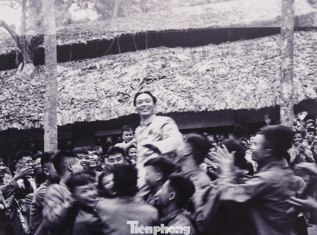 Niềm vui chiến thắng của các chiến sĩ Điện Biên Phủ.