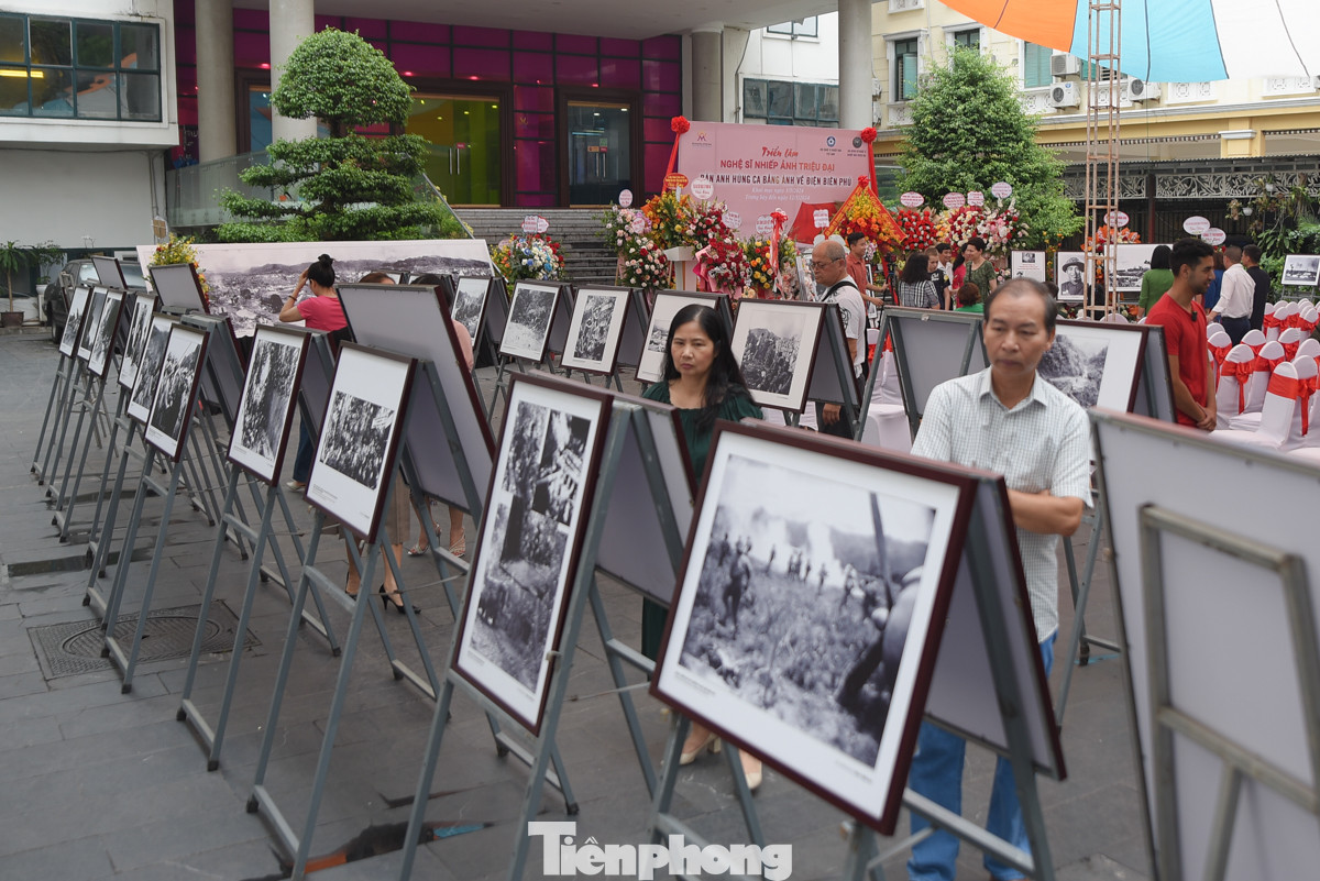Tại Bảo tàng Phụ nữ Việt Nam sáng 3/5 diễn ra triển lãm ảnh Bản anh hùng ca bằng ảnh về Điện Biên Phủ của cố Nghệ sĩ nhiếp ảnh Triệu Đại. Trong hàng nghìn bức ảnh chụp về chiến dịch Điện Biên Phủ, gia đình nghệ sĩ nhiếp ảnh Triệu Đại đã chọn ra 70 bức ảnh tương ứng với 70 năm chiến thắng Điện Biên Phủ. Đây là những khoảnh khắc quý giá trong chiến dịch Điện Biên Phủ được phóng viên chiến trường Triệu Đại ghi lại.