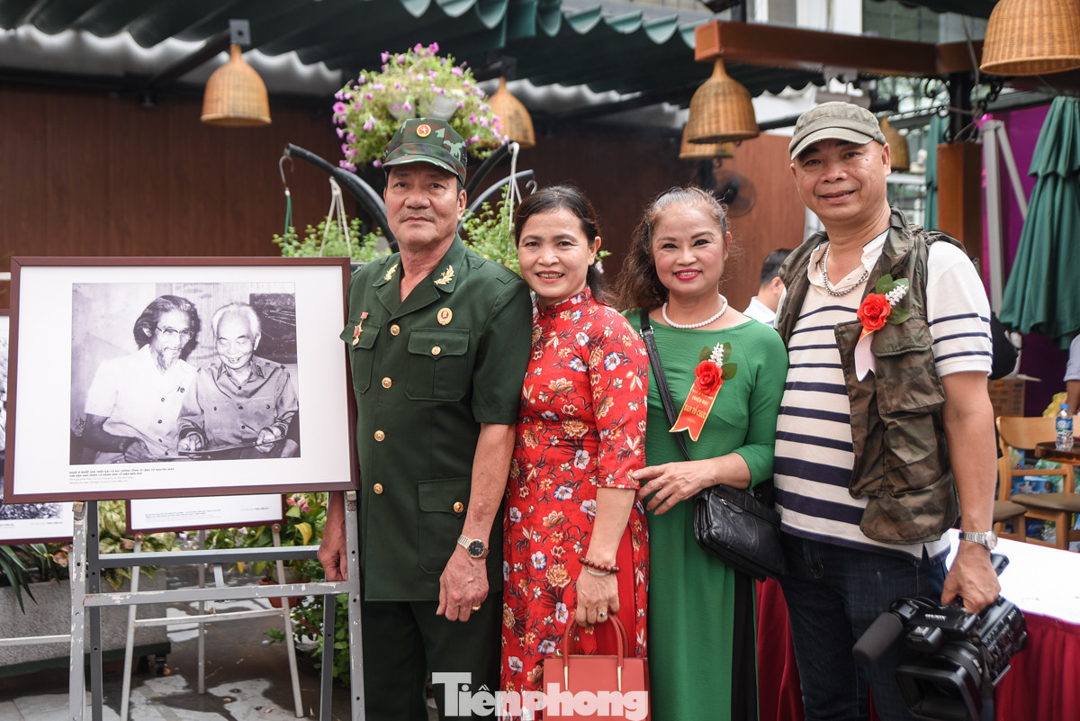 Cô Triệu Ngọc Nga (áo xanh) - con gái cố Nghệ sĩ nhiếp ảnh Triệu Đại - chia sẻ: "Gia đình tôi rất tự hào và xúc động khi những bức ảnh của cha tôi được công bố trước công chúng, đặc biệt vào đúng dịp chuẩn bị đến kỷ niệm 70 năm chiến thắng Chiến dịch Điện Biên Phủ. Tại triển lãm này, chúng tôi lựa ra được 70 tấm ảnh là những khoảnh khắc từ lúc bắt đầu chiến dịch đến khi kết thúc".