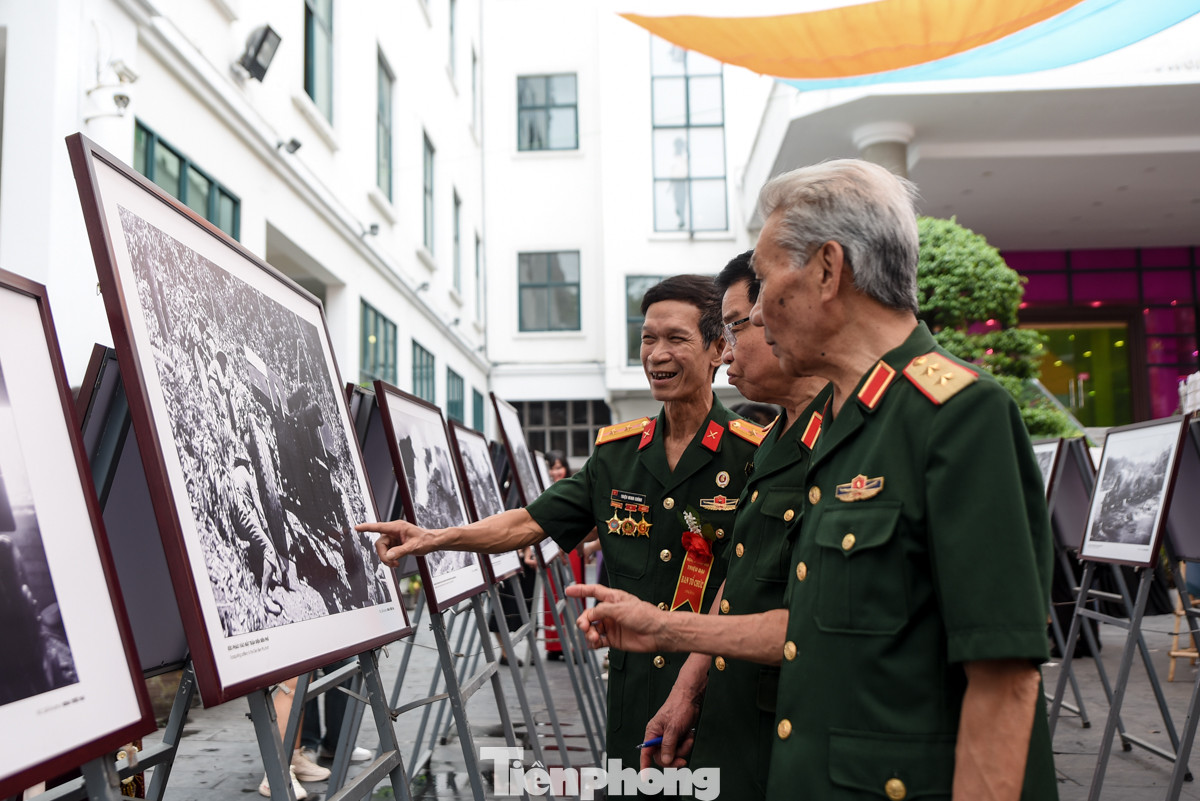 Những cựu chiến binh xúc động và tự hào khi xem những bức ảnh về chiến dịch Điện Biên Phủ lịch sử.