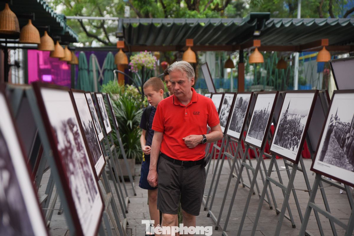 Triển lãm về Điện Biên Phủ cũng thu hút được sự quan tâm của các du khách nước ngoài.