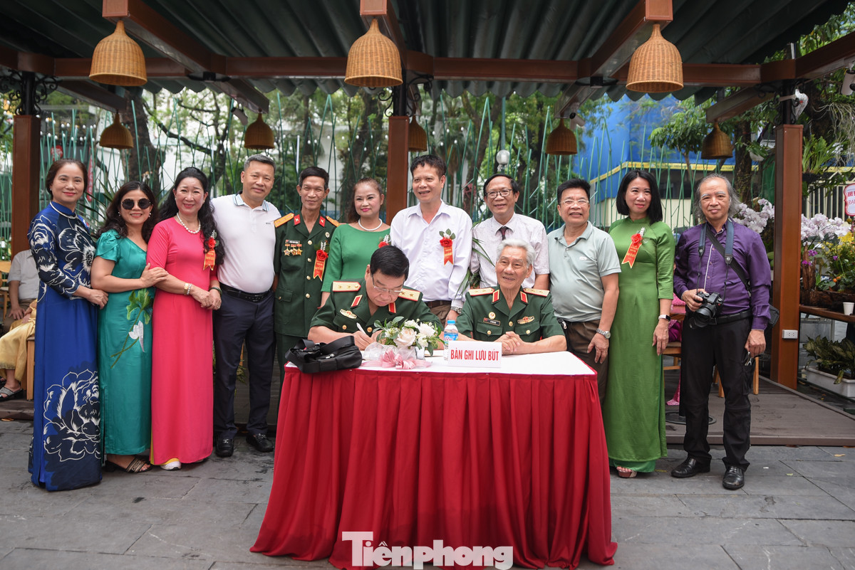 Gia đình, người thân và bạn bè của cố nghệ sĩ nhiếp ảnh Triệu Đại có mặt tại buổi triển lãm.