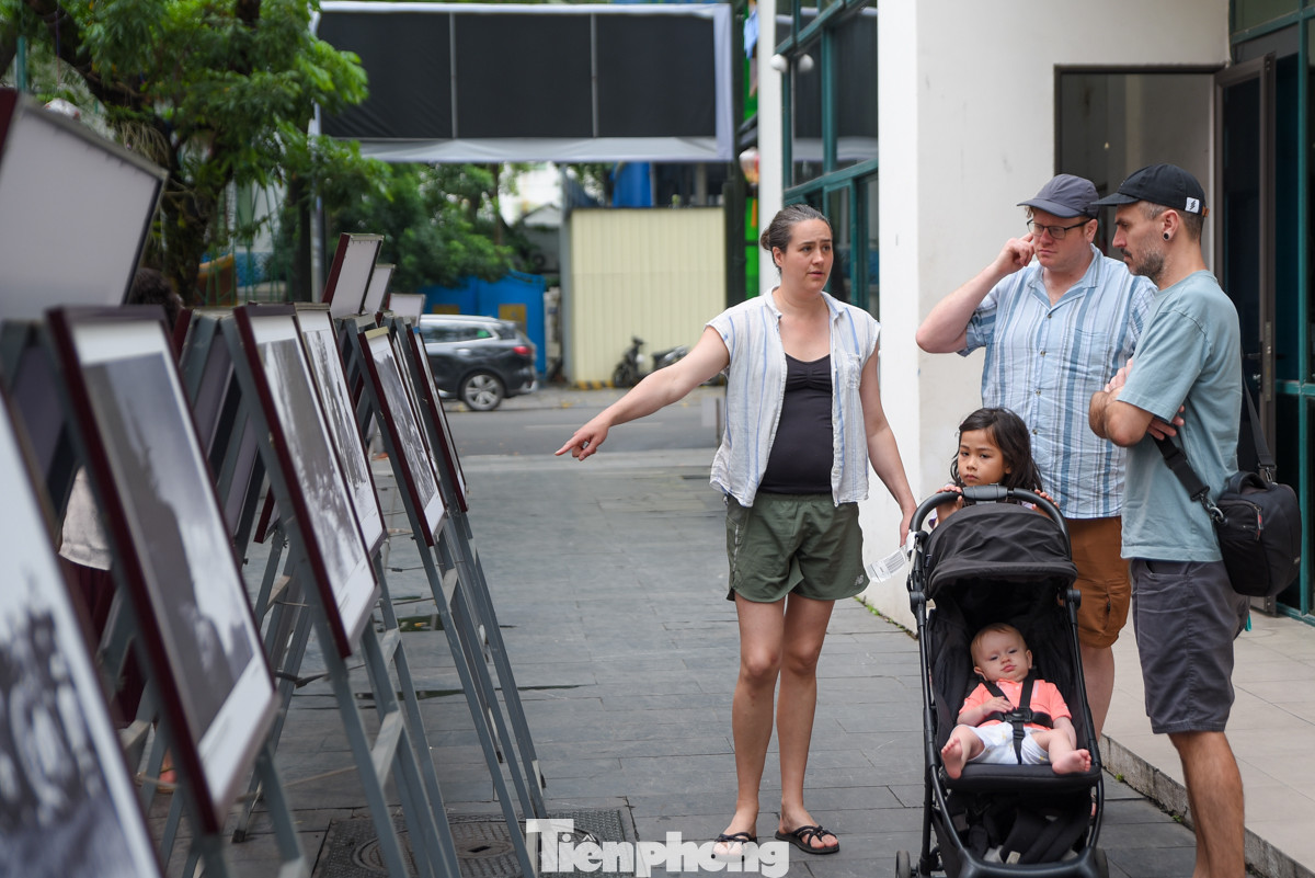 Triển lãm về Điện Biên Phủ cũng thu hút được sự quan tâm của các du khách nước ngoài.