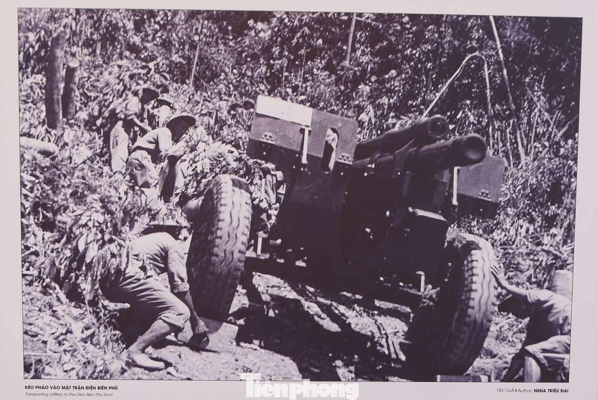 Kéo pháo vào mặt trận Điện Biên Phủ.