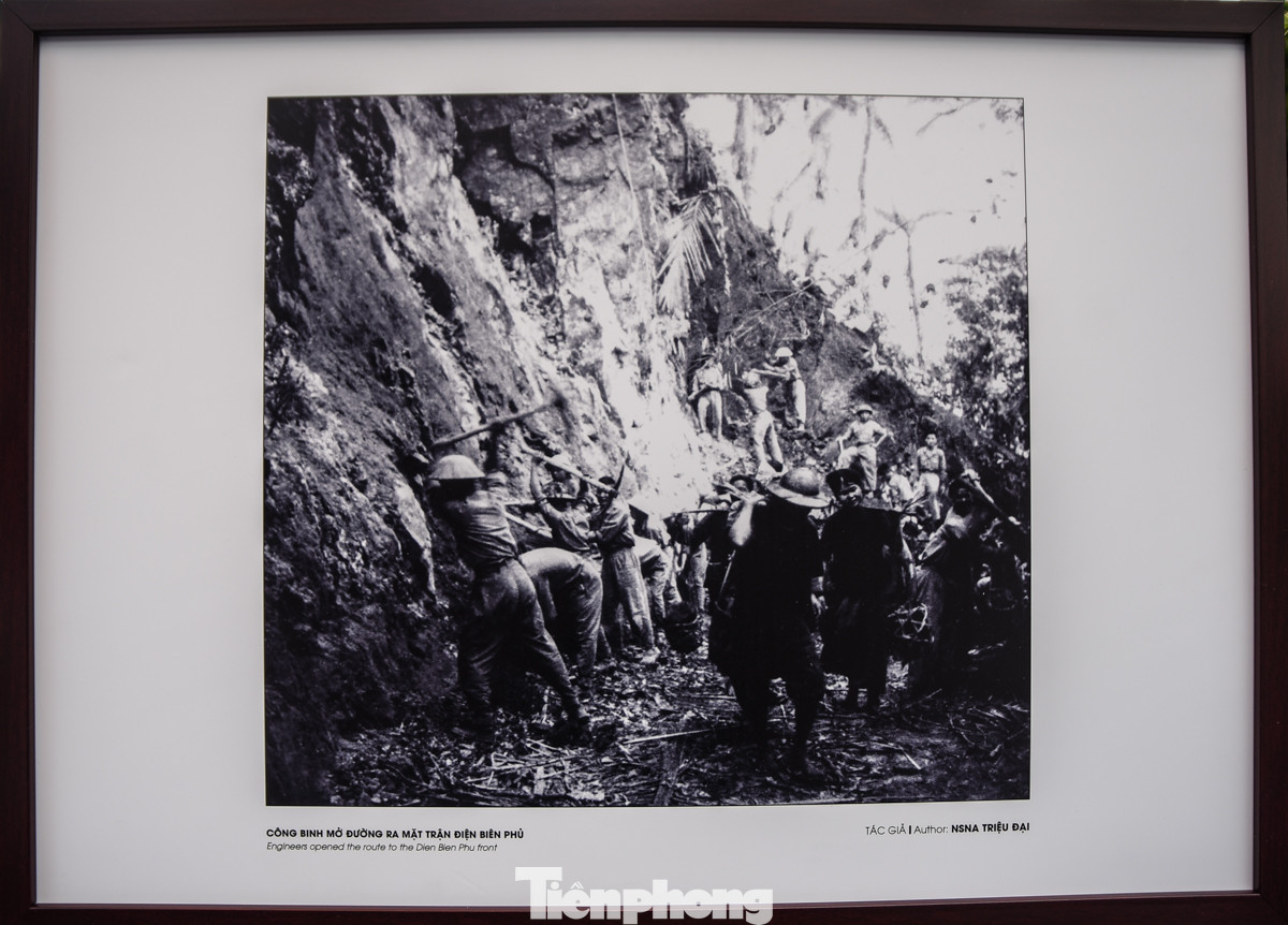 Công binh mở đường ra mặt trận Điện Biên Phủ.