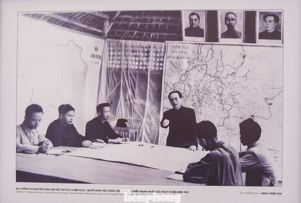 Đại tướng Võ Nguyên Giáp họp Bộ Chỉ huy chiến dịch, quyết định tấn công tập đoàn cứ điểm mạnh nhất của Pháp ở Điện Biên Phủ.